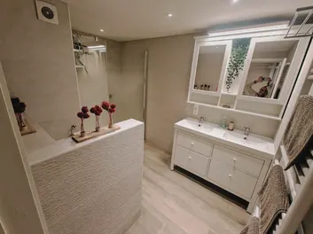 Badkamer met dubbele wastafel