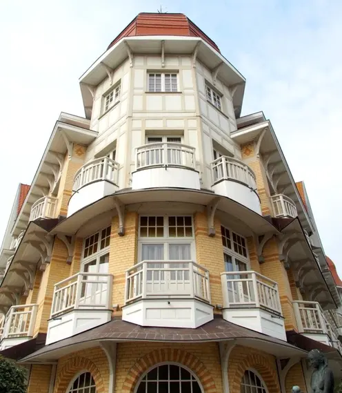 Gele Belle Epoque-villa met erkers in De Haan
