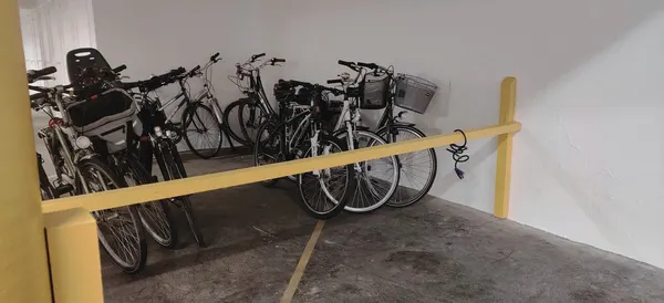 Vier fietsen in de privégarage