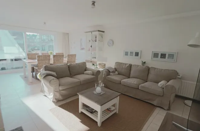 Lichte woonkamer met beige zithoek