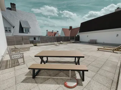 Zonnig gedeeld terras met picknicktafel